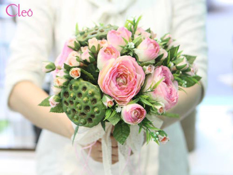 Hoa lụa nghệ thuật cầm tay cho cô dâu màu sắc nhẹ nhàng tự nhiên