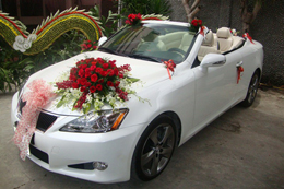 Hướng dẫn trang trí xe cưới đẹp bằng hoa giả